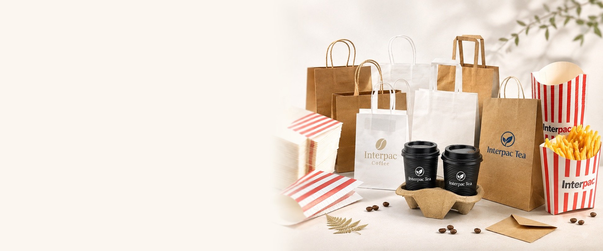 Envases impresos a medida de Interpac: bolsas de papel kraft y blancas, vasos de café de doble pared con portavasos, cajas de patatas fritas a rayas, bolsas antigrasa y servilletas.